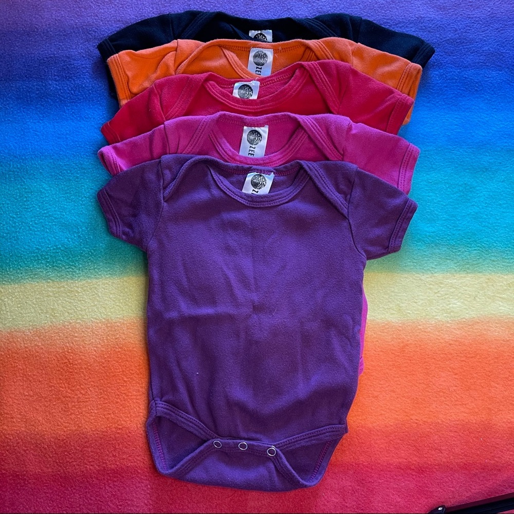 Set of 5 colorful organic cotton onesies
